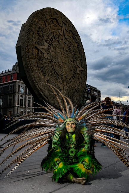 Rituale azteco con calendario solare e danzatore indigeno a Città del Messico, simbolo della cultura e storia dell'America Indiana.