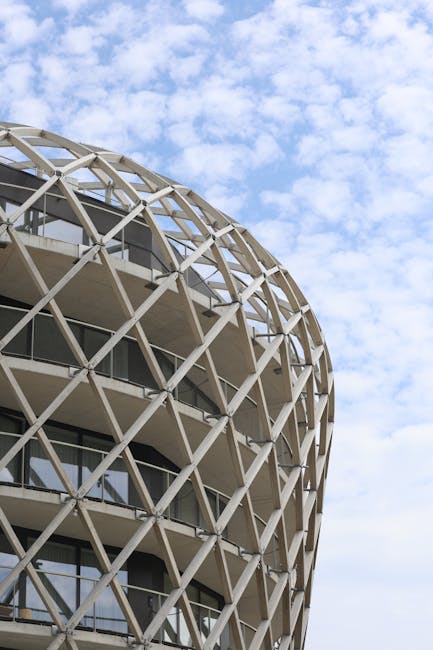 Edificio con struttura a griglia triangolare: esempio di design innovativo e sostenibilità nell'architettura moderna