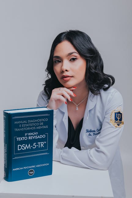 Professionista con DSM 5 TR, manuale diagnostico per l'autismo e disturbi mentali, strumento chiave per diagnosi e classificazione.