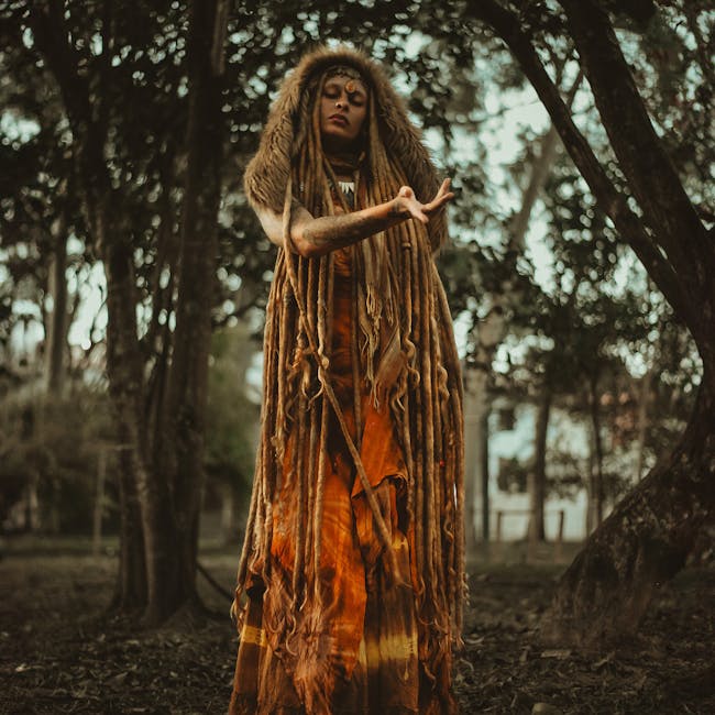 Figura femminile con dreadlocks in posa meditativa, evocativa delle figure profetiche e ispiratrici presenti nell'opera di Virgilio.