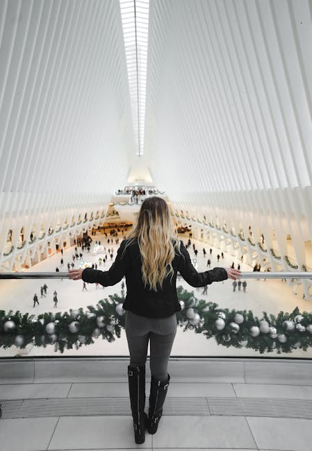 Donna osserva il World Trade Center Transportation Hub: angoli adiacenti e prospettive urbane, opportunità in architettura e vita quotidiana.