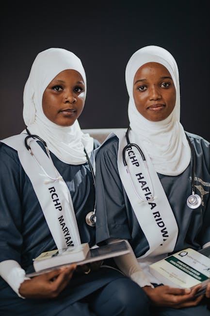Due studentesse ITS in ambito sanitario con stetoscopio e divisa, simbolo di un percorso formativo professionalizzante e di successo lavorativo.