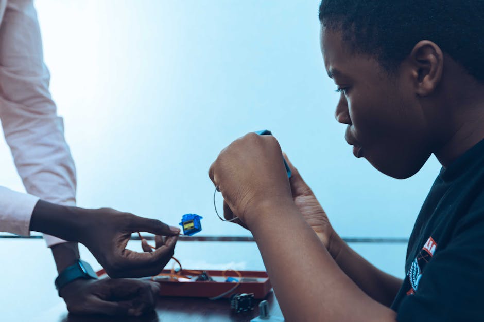 Studente impegnato in attività di robotica educativa, un esempio di formazione innovativa per insegnanti e futuro educativo.