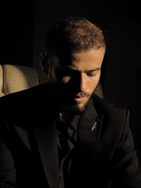 Ritratto di uomo pensieroso in giacca scura, possibile riflessione sulle sfide diagnostiche dell'autismo secondo il DSM 4