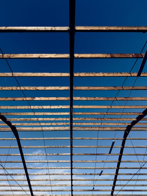 Struttura geometrica di travi in legno che si intersecano, esempio visivo di rette incidenti e loro importanza nella geometria.