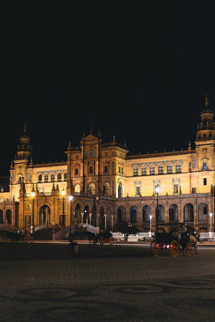 Piazza di Spagna a Siviglia illuminata di notte, simbolo dell'architettura europea e della sua evoluzione storica e culturale.