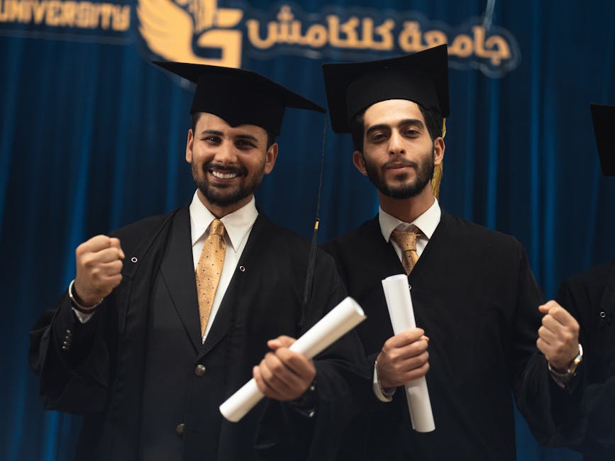 Studenti universitari festeggiano la laurea: il TOLC come preparazione al futuro accademico e professionale, un vantaggio competitivo.