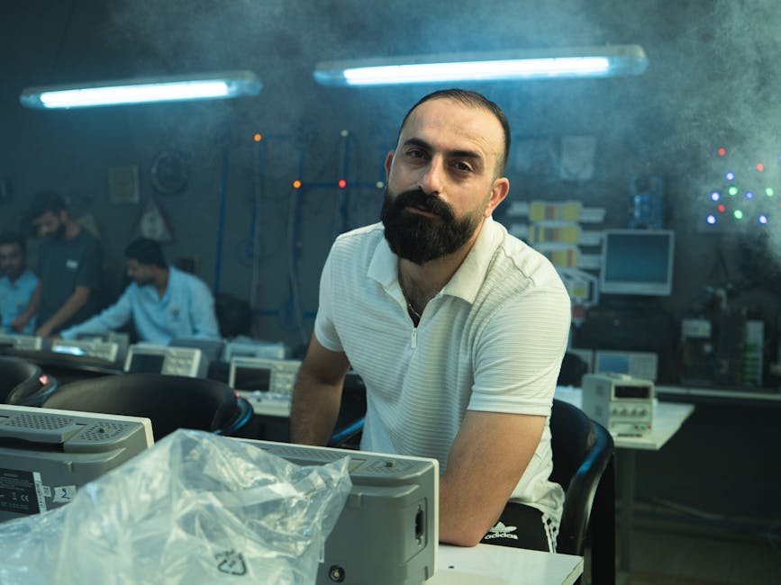 Uomo in laboratorio con strumenti di misura, concetto di ricerca e apprendimento efficace con Wolfram Alpha per analisi dati complesse.