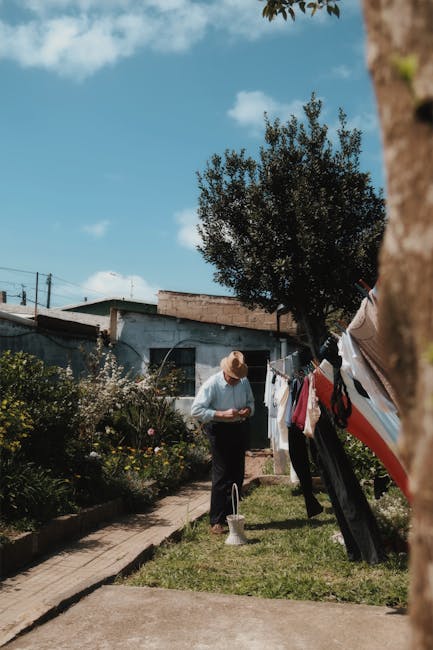 Uomo con cappello di paglia in giardino: esempio di convessità e concavità nella vita quotidiana, applicazione pratica.