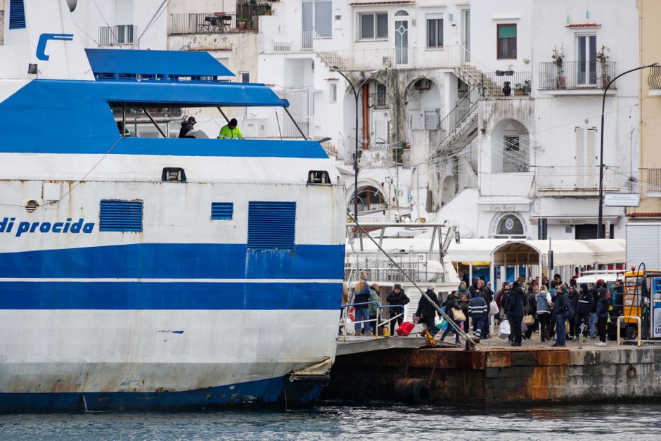 Aggressione a Procida durante gli scrutini: preside aggredita e UIL Scuola chiede sicurezza nelle scuole