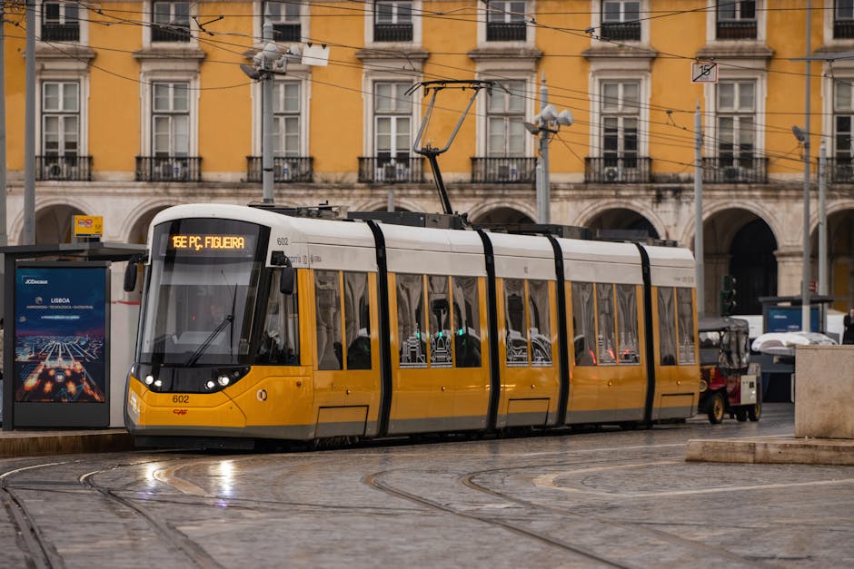 Tram giallo a Lisbona, Portogallo, con riferimento a possibili opportunità di lavoro nel settore trasporti e concorsi pubblici 2026.