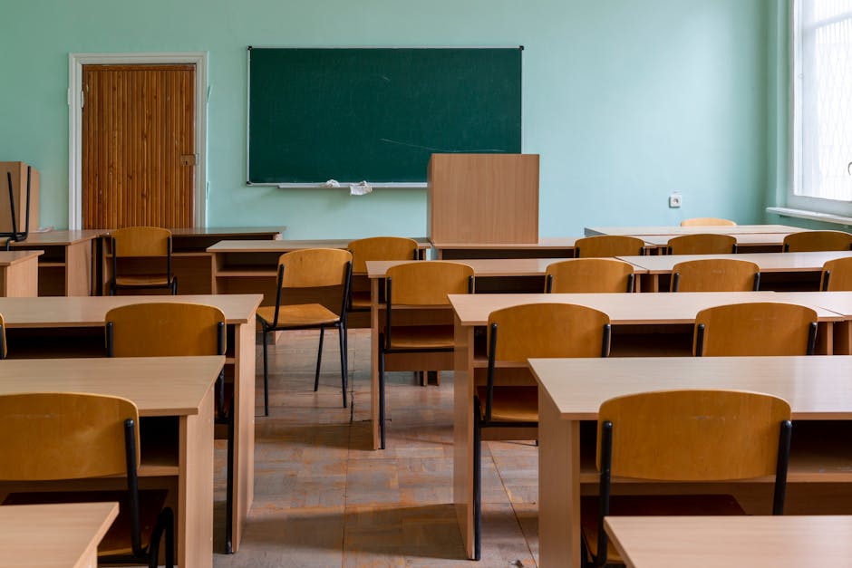 Mamma critica la scuola sui social condannata: cosa insegna ai docenti il caso dei petardi in classe