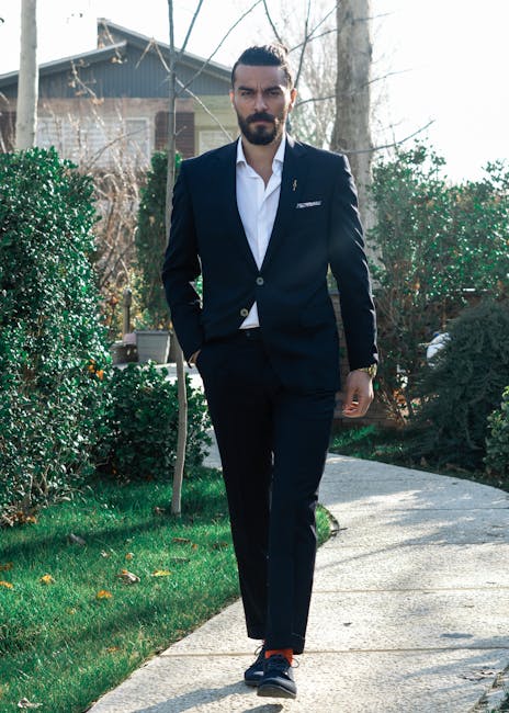 Uomo in abito elegante che cammina, possibile candidato all'Accademia dei Carabinieri, percorso di formazione e selezione