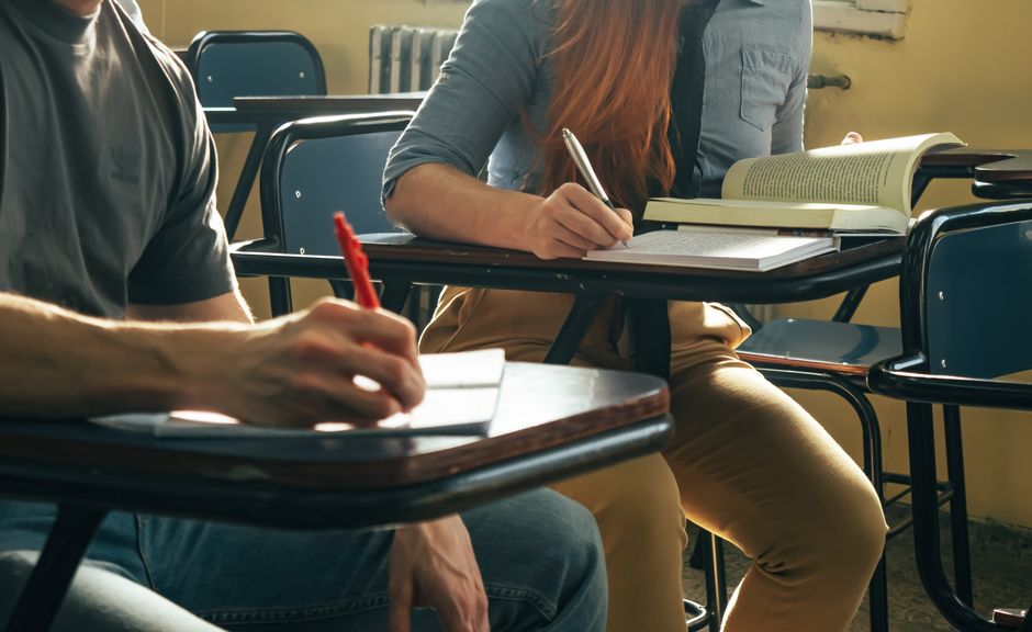 Corsi di recupero per alunni con giudizio sospeso: obbligatorio attivarli, volontaria la partecipazione dei docenti, 55 euro l’ora lordi la retribuzione [GUIDA]