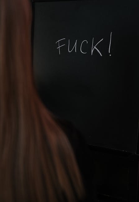 La controversa scritta sui muri del Liceo Giulio Cesare: una risposta intrigante alla lotta contro la violenza di genere