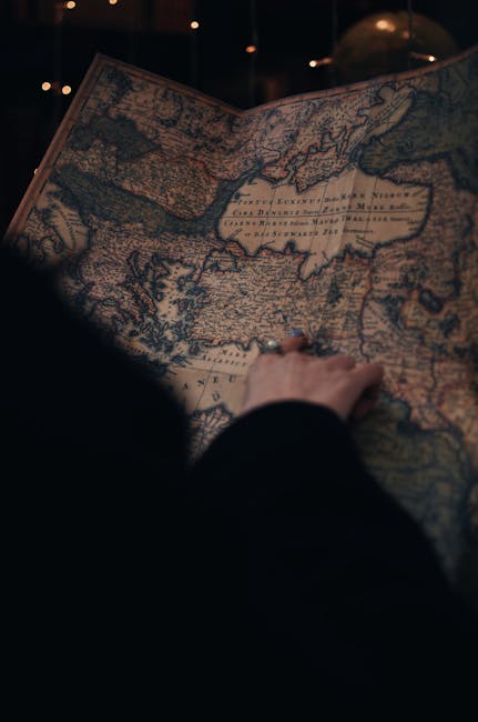Mappa antica dettagliata con mano che indica un punto, ideale per studenti di scuola media che esplorano storia e geografia.