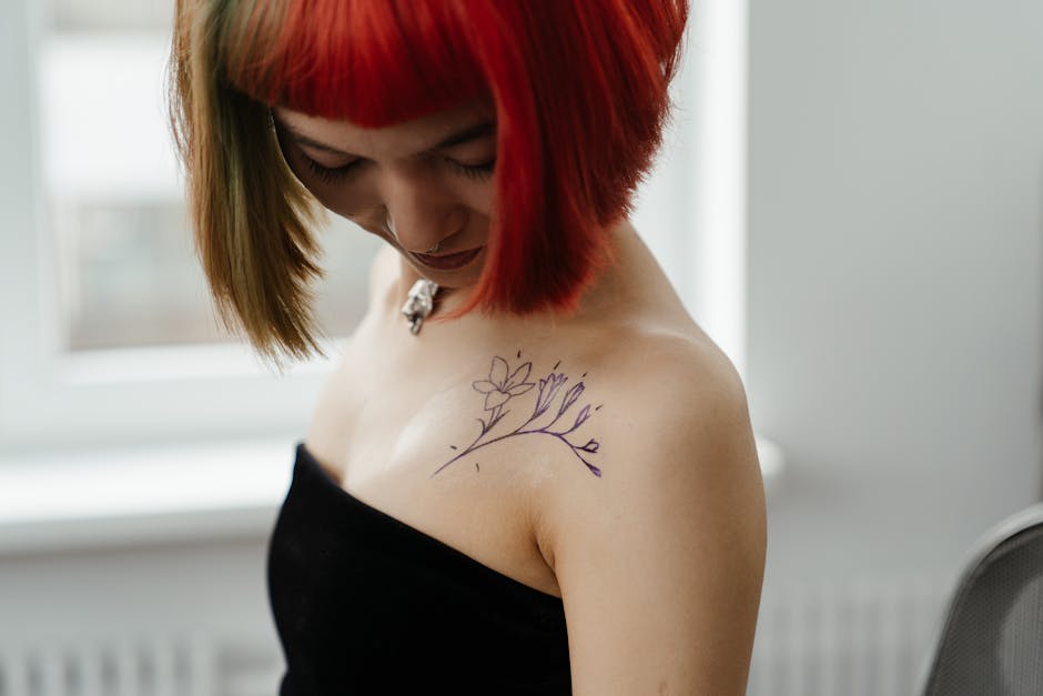 Donna con tatuaggio floreale sul petto, capelli rossi e verdi, illustra formule del cerchio e applicazioni pratiche nell'articolo.