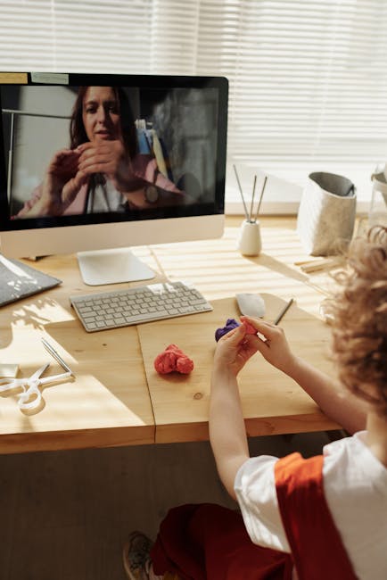 Lezione di arte online: ambiente di apprendimento supportivo Bambino che partecipa a lezione online di arte con la plastilina, creando un ambiente di apprendimento supportivo e coinvolgente.