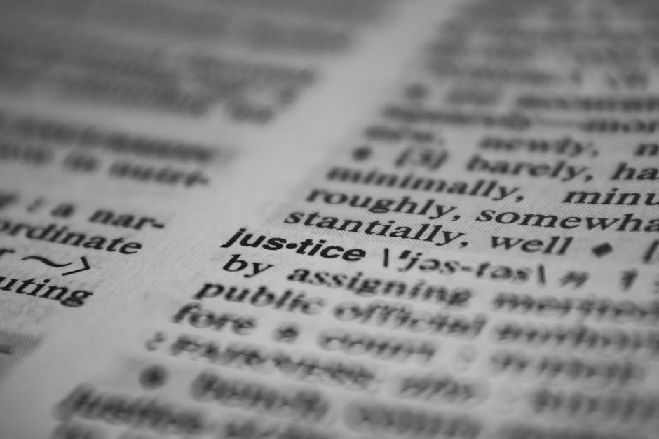 Pagina di dizionario con la parola 'justice' evidenziata, concetto di definizione e comprensione essenziale.