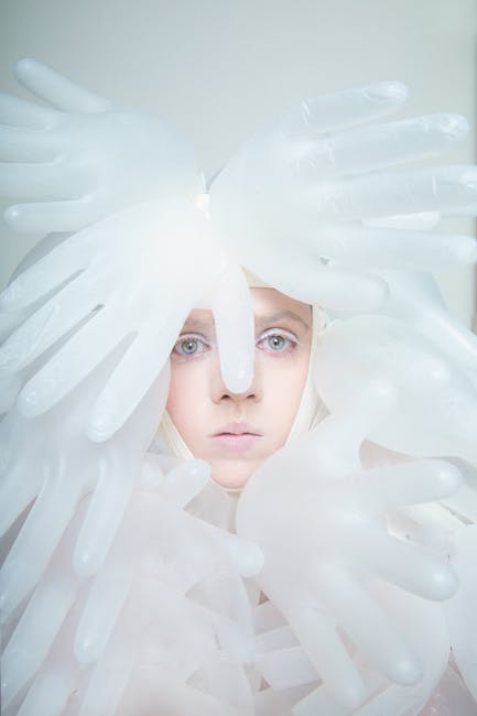 Performance artistica con guanti bianchi: espressione di creatività e ritmo unico nel mondo dello spettacolo sperimentale