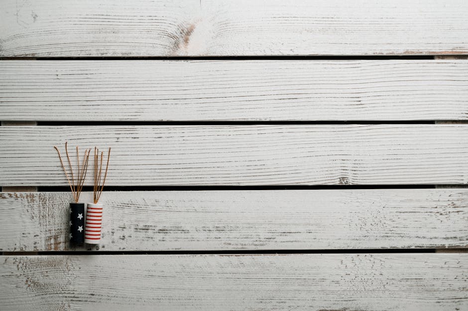 Spille patriottiche su sfondo di legno bianco, simbolo di fedeltà alla Repubblica per docenti e personale scolastico.