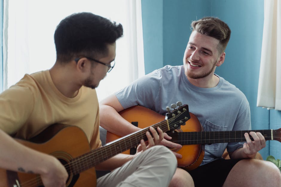 Due amici suonano la chitarra acustica sorridendo, attività musicale per divertirsi insieme e riscoprire la gioia della musica in compagnia.