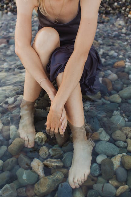 Arianna e l'acqua: riflessioni sul mito e l'amore Donna seduta nell'acqua con abito, evocazione di Arianna abbandonata e ritrovata da Bacco, amore divino e rinascita