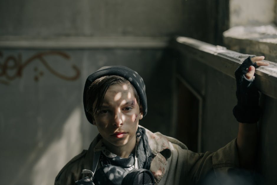 Ragazzo resiliente con maschera antigas in ambiente post-apocalittico simbolo di adattabilità e preparazione al futuro incerto