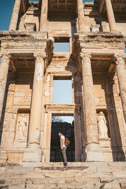 Turista esplora rovine antiche, testimonianza di civiltà precolombiane in Sud America, parte del ricco patrimonio storico.