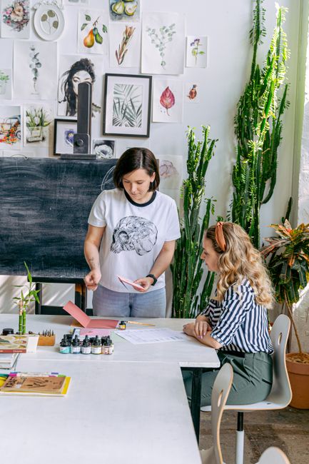 Docenti di un liceo artistico di Firenze lavorano a un progetto di recupero di opere del Novecento, mostrando materiali e disegni in un laboratorio creativo.