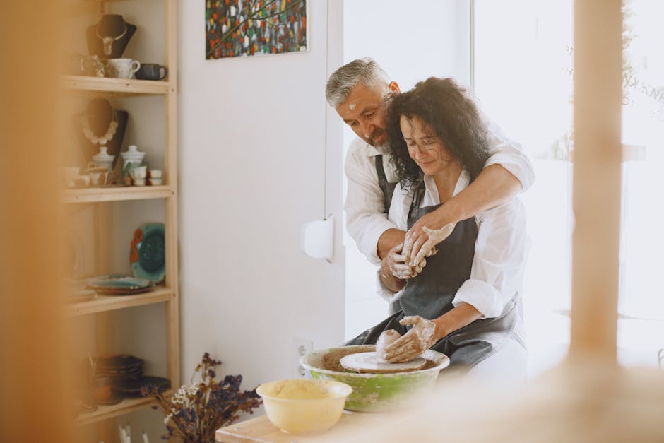 Coppia che modella l'argilla al tornio, apprendimento pratico e creativo per contenuti didattici coinvolgenti e innovativi.