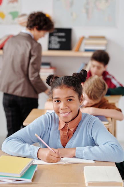 Flipped Classroom: studentessa impegnata nell'apprendimento Studentessa sorridente scrive su un quaderno in classe, esempio di apprendimento attivo nella Flipped Classroom.