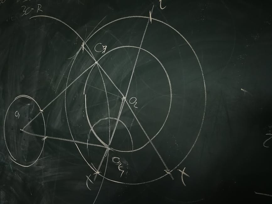 Lavagna con disegni geometrici di cerchi e triangoli, illustrazioni delle formule fondamentali del cerchio per articolo SEO.