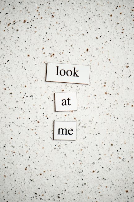 Angoli adiacenti consecutivi rappresentati da tessere con la scritta guarda me, concetto visivo per l'articolo.