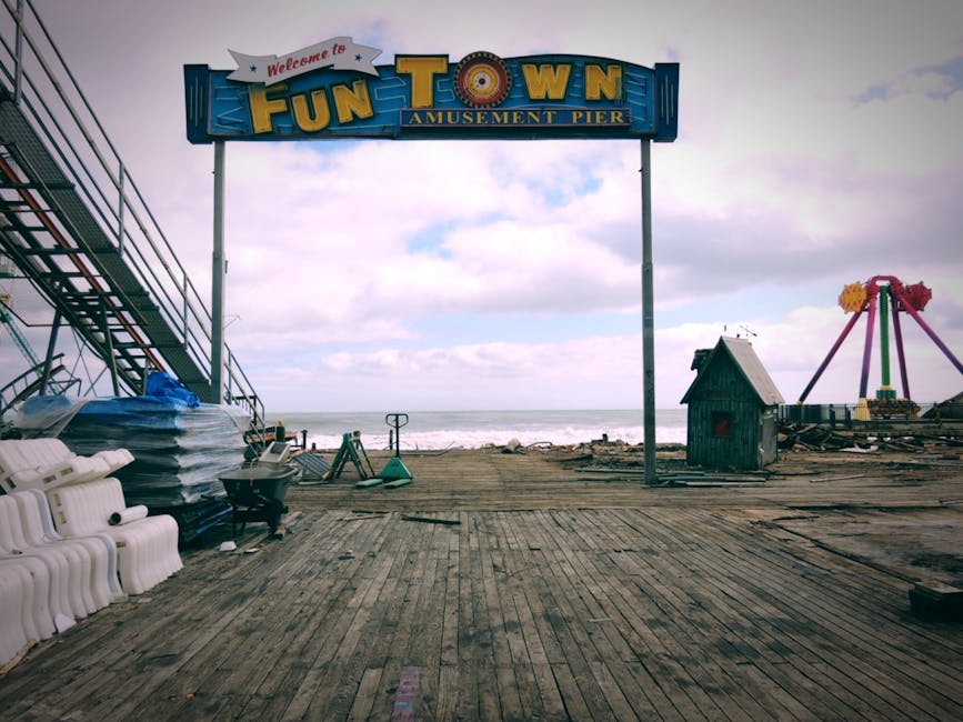 Fun Town Amusement Pier: immagine di un parco divertimenti abbandonato che evoca la decadenza di un'epoca passata in Sud America.