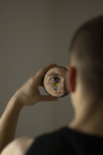 Uomo che si guarda allo specchio con adesivi colorati sul viso, riflesso circolare e formule matematiche astratte