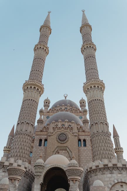 Imponente moschea egiziana con minareti svettanti, architettura islamica antica che riflette la cultura e la religione dell'Egitto.