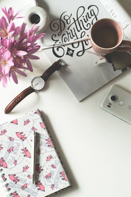 Organizzazione della giornata con tabella orari: orologio, tazza di caffè, agenda e fiori per pianificare in modo efficace.