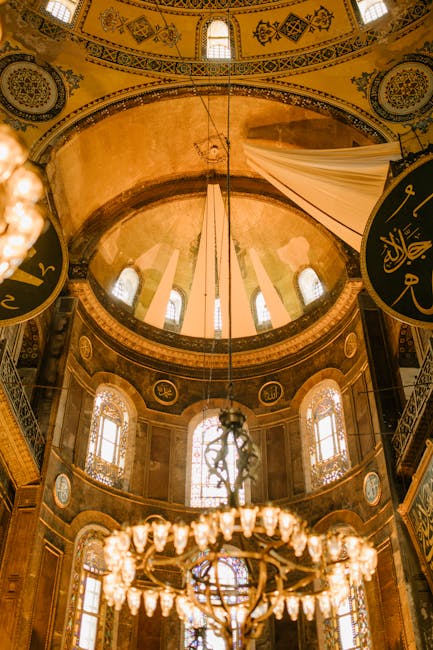 Interno di una moschea storica con cupola dorata e lampadario, simbolo del fervore religioso durante la Prima Crociata.