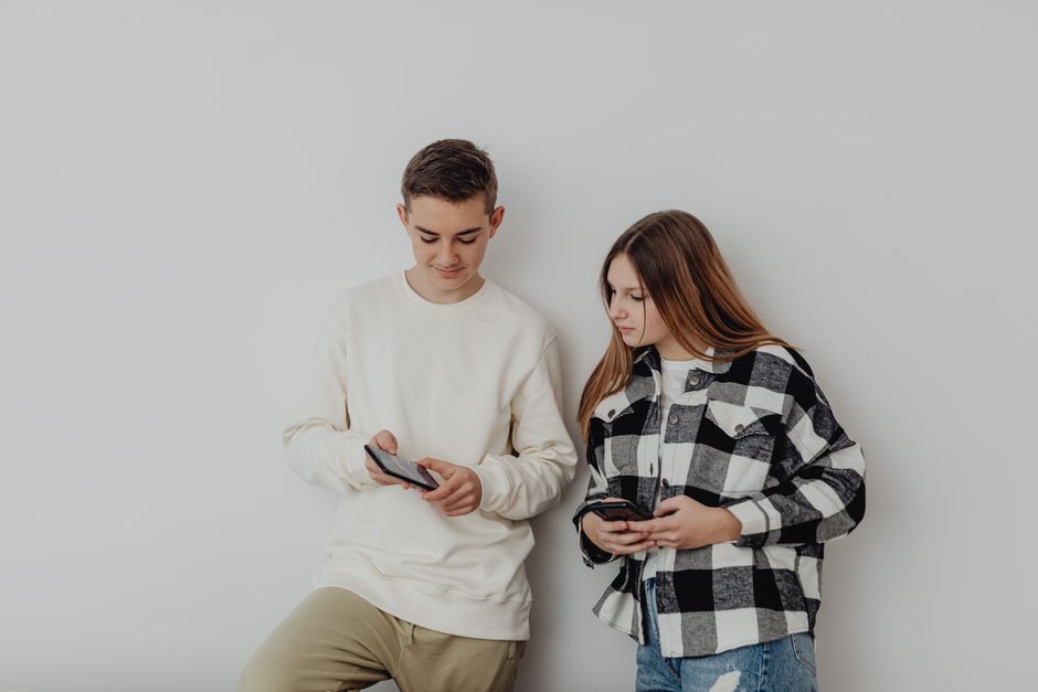 Adolescenti e smartphone: l'Italia supera la media europea con 6,4 ore di connessione nel weekend