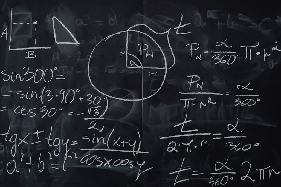 Lavagna con formule geometriche e trigonometriche per il calcolo del triangolo isoscele e altre figure geometriche complesse.
