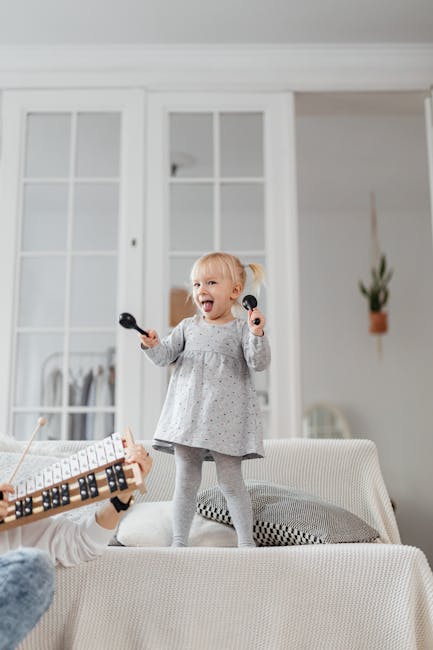 Bambina felice suona maracas e xilofono: apprendimento musicale precoce e sviluppo cognitivo attraverso il gioco ritmico.