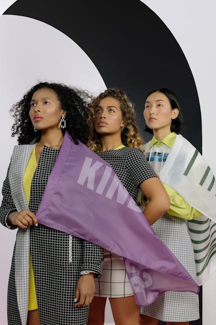 Tre donne diverse che sostengono bandiere per la giustizia sociale e l'uguaglianza, simbolo di progresso e unità.