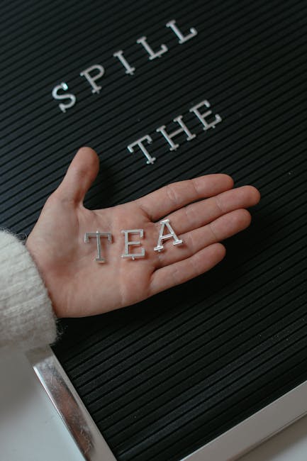 Mano che tiene le lettere TEA su una lavagna con la scritta SPILL THE TEA, metafora della formula del cerchio