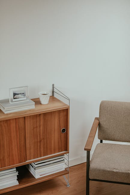 Angoli coniugati in architettura: dettaglio di mobile contenitore in legno con sedia, elementi di design per interni e progettazione.