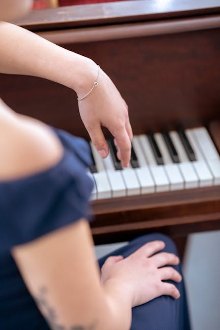 Mani di una musicista che suona il pianoforte, concentrazione e abilità per la trasformazione artistica musicale.
