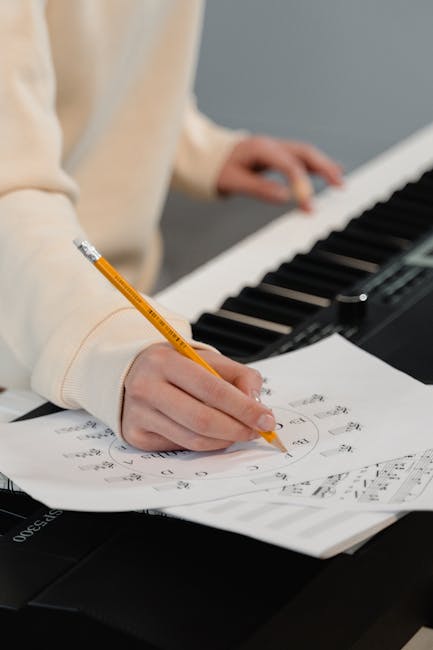 Studente che studia teoria musicale al pianoforte, benefici dell'educazione musicale e apprendimento, spartito e cerchio delle quinte