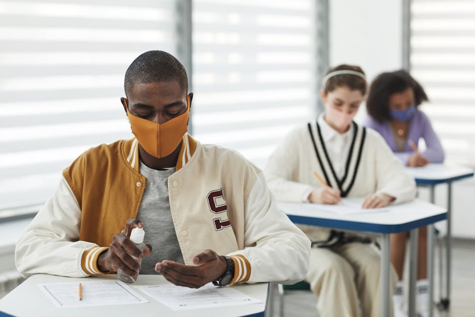 Ribellione studentesca al liceo: studente ammanettato e giovani occupano la scuola, critiche acerbe dai genitori sulla mancanza di tutela