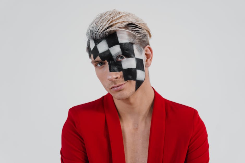 Uomo con trucco a scacchiera e giacca rossa, espressione intensa, per articolo sui giochi di ritmo unici e coinvolgenti.