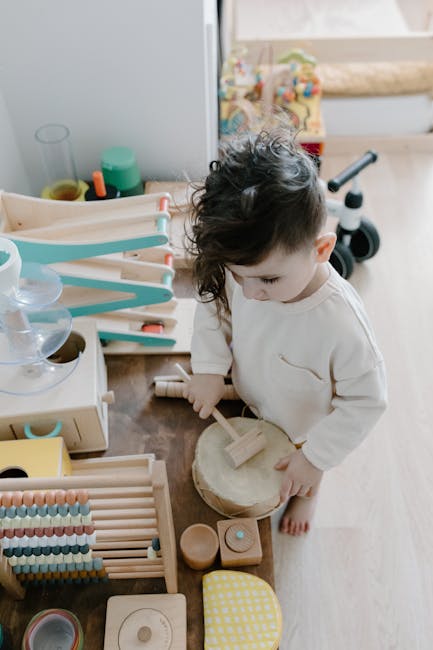 Musica e sviluppo: bambino suona il tamburo Bambino che suona il tamburo con martello di legno, sviluppo musicale infantile e apprendimento creativo attraverso il ritmo.